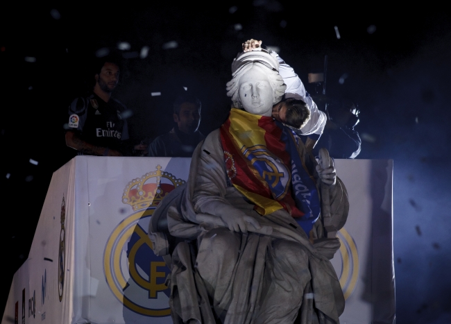 Real Madrid şampiyonluğunu taraftarıyla kutladı